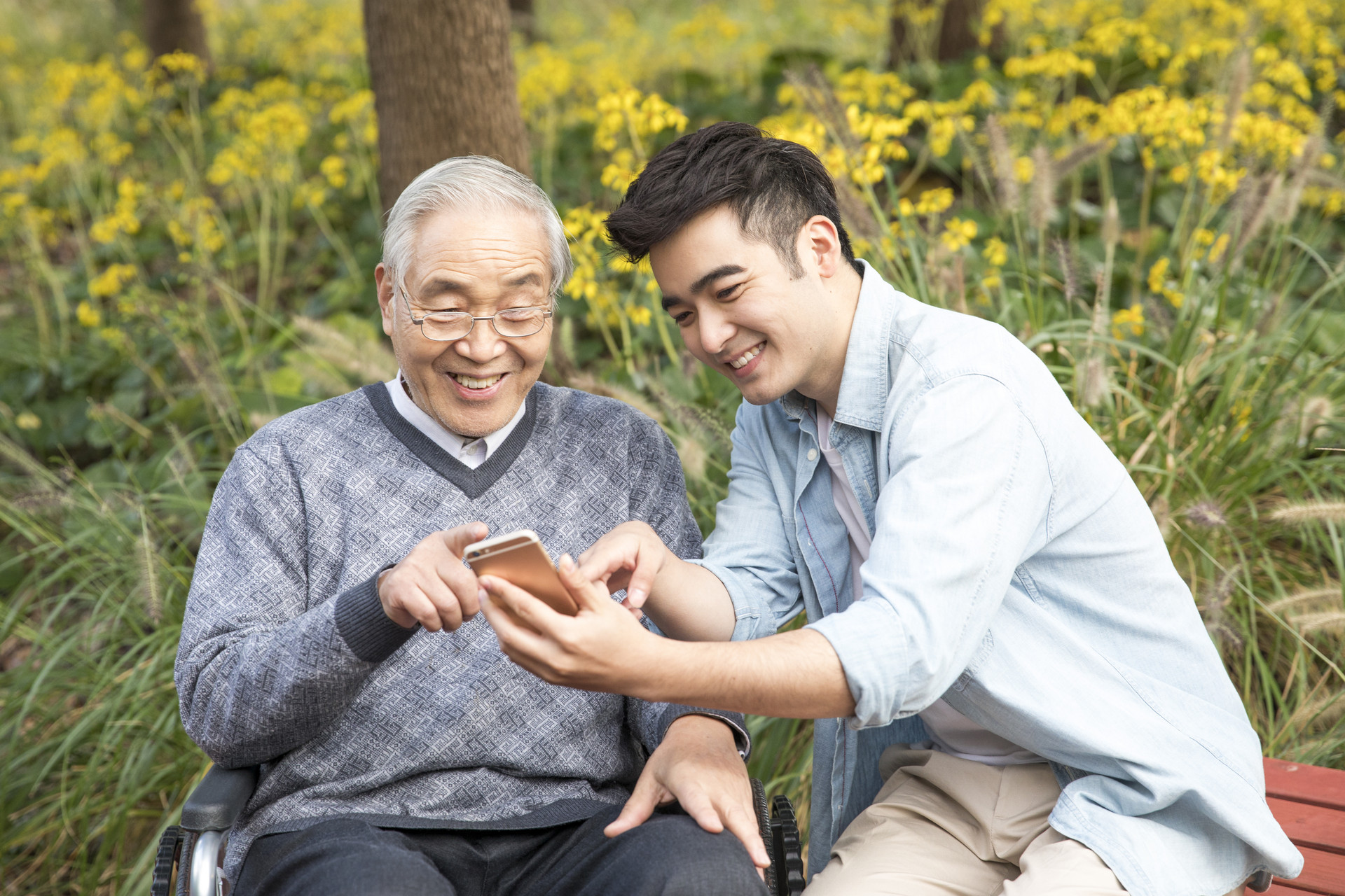 老年人“漸迷”手機怎么辦？